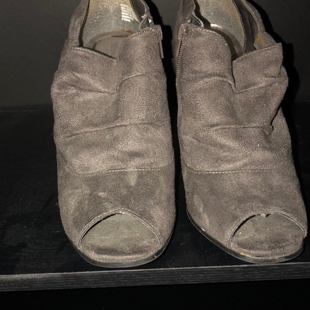 Mossimo grey suede heels